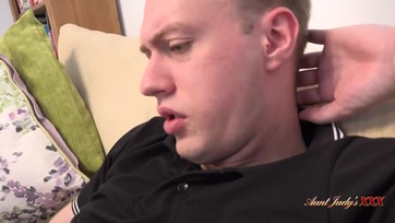 A begyes milf letámadta a mostoha unokáját és megrakatta vele a pufi vagináját Thumb