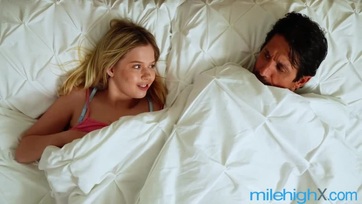 Csintalan szőkehajú lányka elcsábította az anyuja fasziját és megízlelgette a nagy faszát Thumb