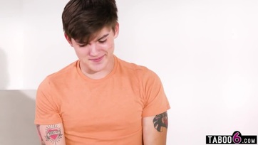 Kiéhezett szőkehajú mostoha anya megtanítja a mostoha kölykét nunát nyalni-falni Thumb