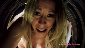 Lerángattam a bugyogóját és szétdugtam a dúskeblű nevelő anyámat miután beszorult a mosógépbe Thumb