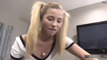 Bűbájos cicus a nevelőfaterja kolbászára pályázik és be is nyeli mélyre hatolva a vaginájába Thumb