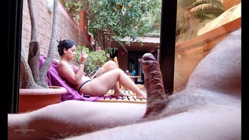 A nevelt kölyköm elővette az életerős kolbászát és elkezdte ráncigálni mialatt engem bámult Thumb