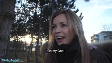 A sexy bula begerjedt a spermától úgyhogy lecumikázta az ügynök péniszét Thumb