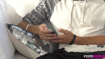 Sexy nagy dudájú szöszike nő lerohanja a fiatal mostoha fiát Thumb