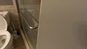 Fehérmájú apa megfigyeli a mostoha lányát meztelenül, aztán brutálisan megkúrja Thumb