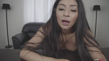 Dögös tini ribanc vadul puncikán és popón baszva a szex casting-en Thumb