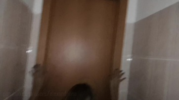 Anna megszopatva a wcben Thumb