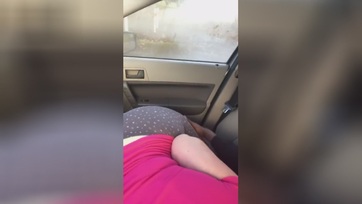 Amatőr nő a járgányban szívogatja a fekete faszt Thumb