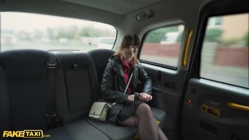 A járgányban kutyus pózban reszeli meg a utca ügynök a félős fiatal ribancot Thumb