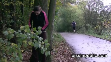 Bohó fiatal csajok az utcán pisilnek Thumb