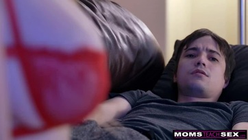 A nagy popsis vörös hajú anyuka rágerjed a fiatal mostoha fiacskája életerős faszára Thumb