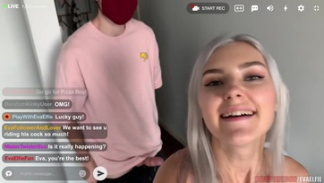 A mázlista pizzafutár fiúcska a lyukas nacijában élő sugárzásban dugta meg a gyönyörű szöszike tini fruskát Thumb