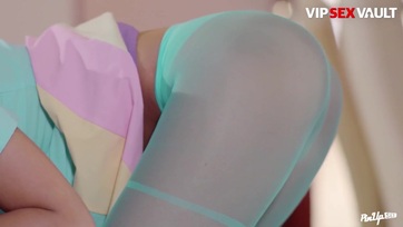 Fiatal magyar nőcske egy szeretőjével kupakol Thumb