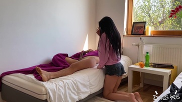 Karcsú begyes lány ugrál Thumb