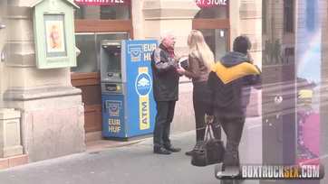 A hapsi kint vár, mialatt a MILF csaját kúrják Thumb