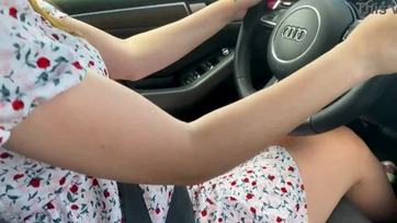 Tapasztalt milf mostohaanyu benyálazta a tinifia faszát és kérte, hogy lője színig a puniját Thumb