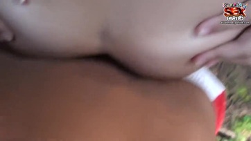 Fiatal pár hancúrja az anyatermészetben Thumb