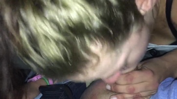 Fiatal kurtizán cumija a tragacsban Thumb