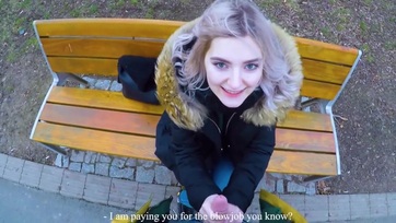 Fiatal 18 esztendős tini bula kápéért cidázik a téren Thumb