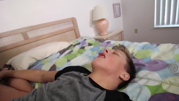 Megrángatta a tini srác fütyijét Thumb