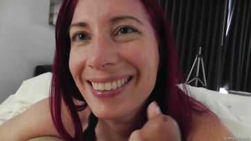 Vörös Hajú milf háziasszony élvezettel kényeztet! Thumb