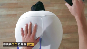 Nagy Picsájú tinilány csipázza ha torna közben brutálisan hátsóba farkalják Thumb