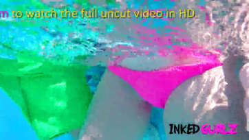 A medence mellett emberek előtt rosszalkodnak a beindult tinik Thumb