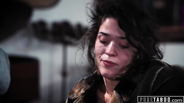 Sokáig ellenállt a kísértésnek de majd csak megdöngette a vadidegen lányt Thumb