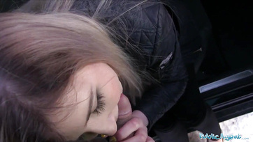 Tündéri szöszike bula stekszért szemléltette a csöcsét és szétnyitotta a lábait Thumb