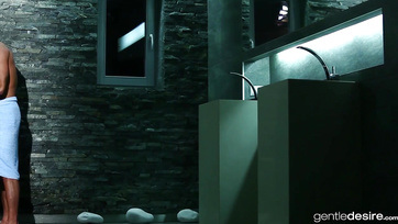 Alacsony magyar bébi tusolás közben kívánja a kékerest a kis punijába Thumb