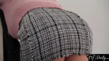 A hatalmas mellű tanítónő magassarkú cipőben és fehérneműben rohanja la a fiatal csávót Thumb