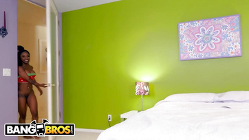 A legjobb barátnője nagypöcsű tesójával kúr a fekete bőrű cicus Thumb