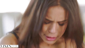 A jó nagy falloszával simán felszedte a bájos tini lányt Thumb