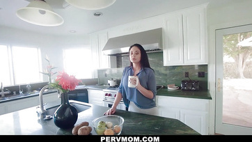 Beraktam a cerkámat a csábító milf mostoha anyucim dudái közé Thumb