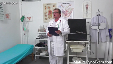 Csintalan doktor bácsi kotorászik a nagyiban Thumb