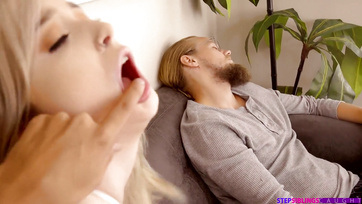 Megkukkolta majd megkefélte a bájos szöszike mostoha húgicáját Thumb