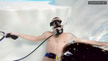 A víz alatt cumizta le a fiú picurka pöcsét a bátor magyar bébi Thumb