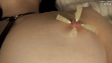 Amatőr fiatal lány lövell a pinájával mialatt a fickója tűvel szurkálja Thumb