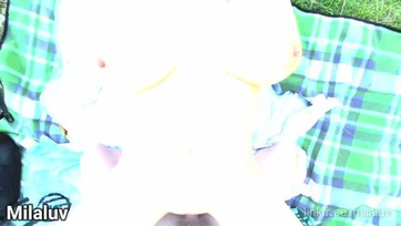 A szabadban ugrándozta meg a párja dagadó pöcsét a természetes cickós milf asszonypajtás Thumb