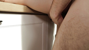 Csábító nagypicsájú barátnő a konyhában benyeli a borotvált puncikájába Thumb