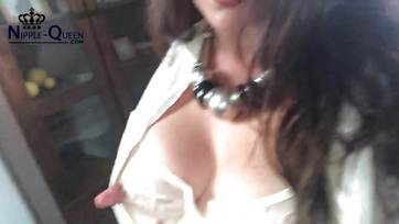 Pocakos milf asszony villantgatja a kolosszális tőgyét a szexkamerán Thumb