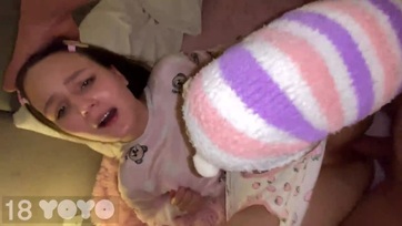 A 18 esztendős fiatal leányzó szereti midőn a nevelő apucija őrülten meghágja a muffocskáját Thumb