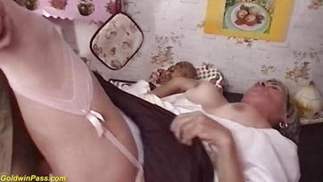 83 éves mezőgazdász nagyi szopizza a fiatal pali répáját - HUN pornó Thumb