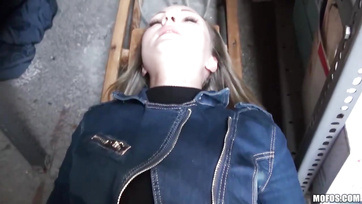 Felszedte aztán alaposan megdugta a magyar származású tini bébit a nagytökű ügynök Thumb