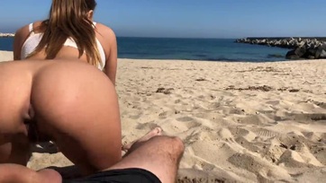 Beindult a leányzó a partvidéken és esedezett hogy rögvest farkaljam meg a vagináját Thumb