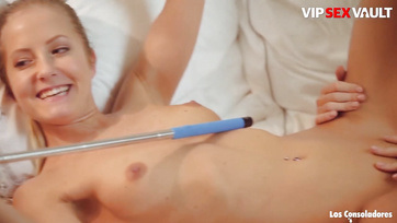 Egy kéjelgő párossal szexel az első pornófelvételén az elbűvölő orcájú Kiara Lord Thumb