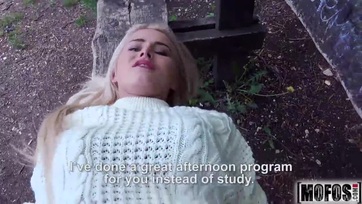 Csábos platinaszőke budapesti cicus a ligetben felszedve és egy kis zsetonért mások előtt megbaszarintva Thumb