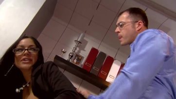 Sexy szilikon cickós magyar származású titkár lány fehérneműben igényli a fütyköst Thumb