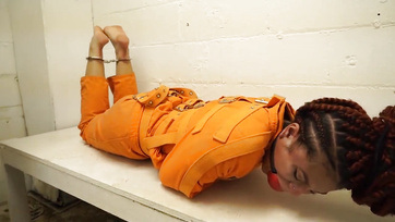 Bilincsbe húzogatta és kikötötte a színes bőrű rabot a kéjelgő járőrnő Thumb