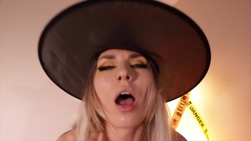 Gyönyörű kis bestia combfixben és tűsarkú cipőben lovagol a műkukiján mialatt ejakulál a puncijával Thumb